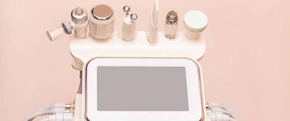 Estamos emocionados de presentar la última incorporación a nuestra clínica de estética: la innovadora máquina de HIDROFACIAL DETOX